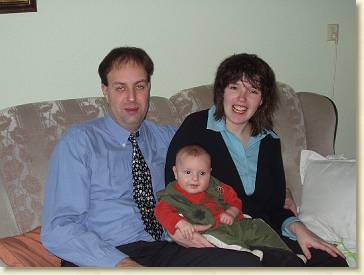 20041225-06 Met papa en mama op de bank